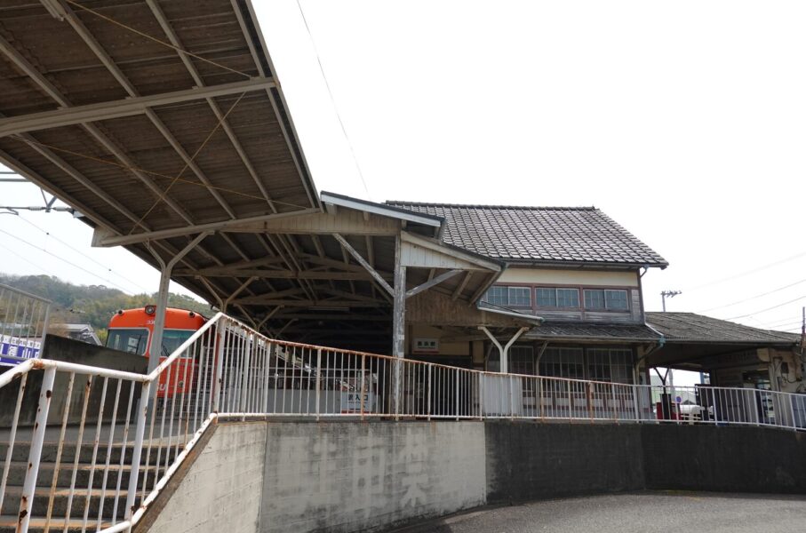 高浜駅　バス乗り場から見た駅舎