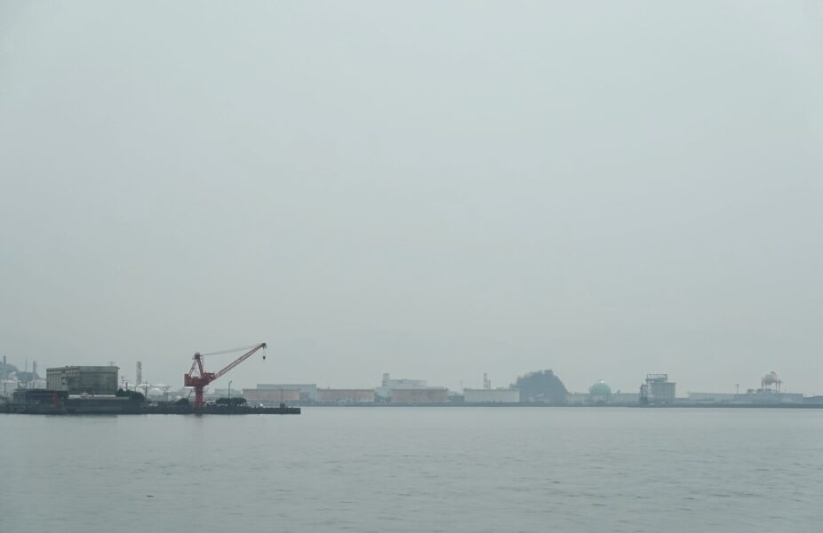 梅津寺海岸から見える工業地帯
