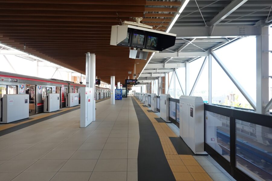 箕面萱野駅　ホーム