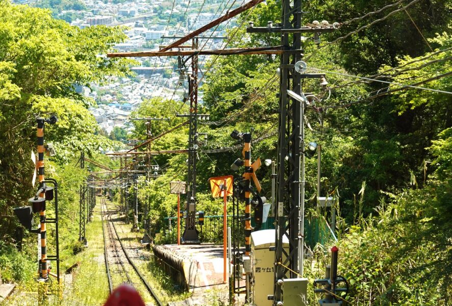 霞ヶ丘駅を通過