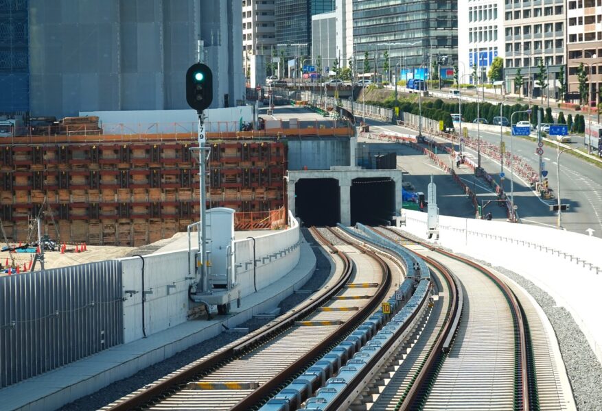 箕面萱野駅　地上区間