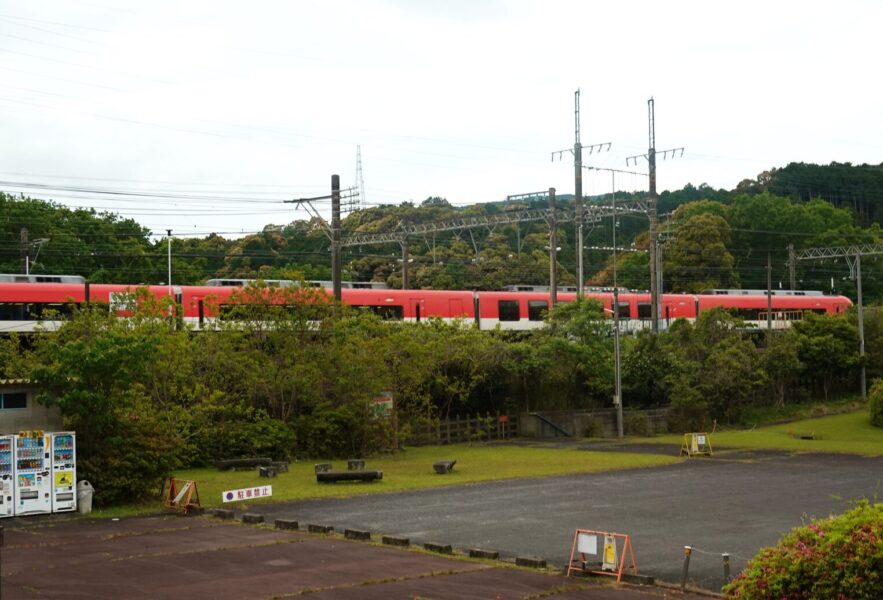 東青山駅を通過する伊勢志摩ライナー