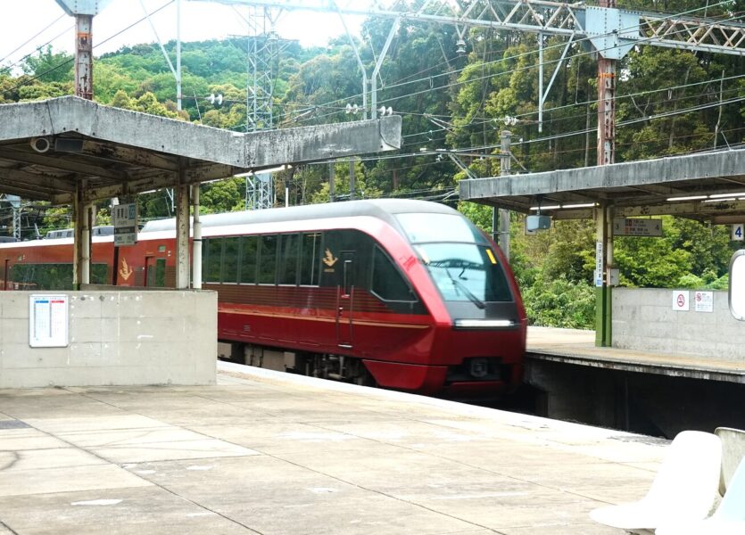 東青山駅を通過するひのとり