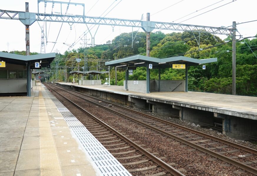 東青山駅ホーム