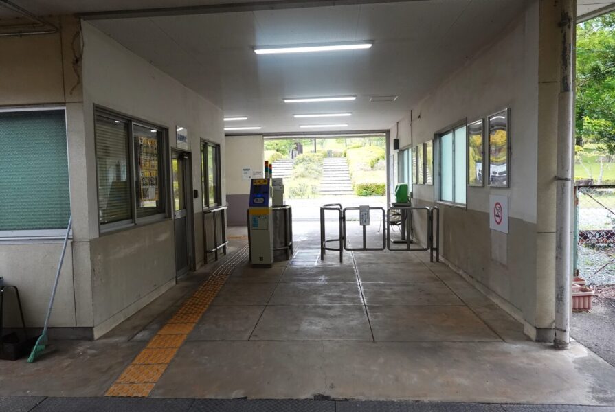 東青山駅改札