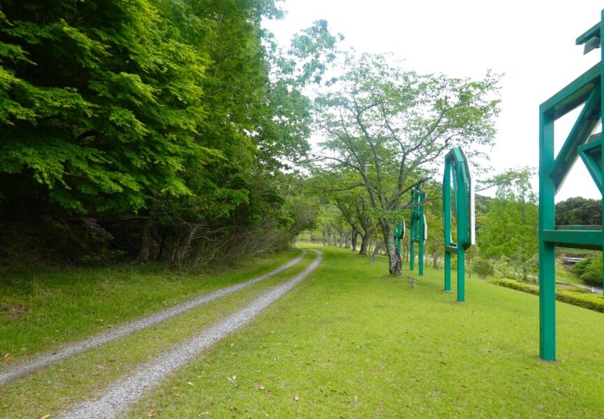 「四季のさと」の後ろ、旧近鉄大阪線線路跡