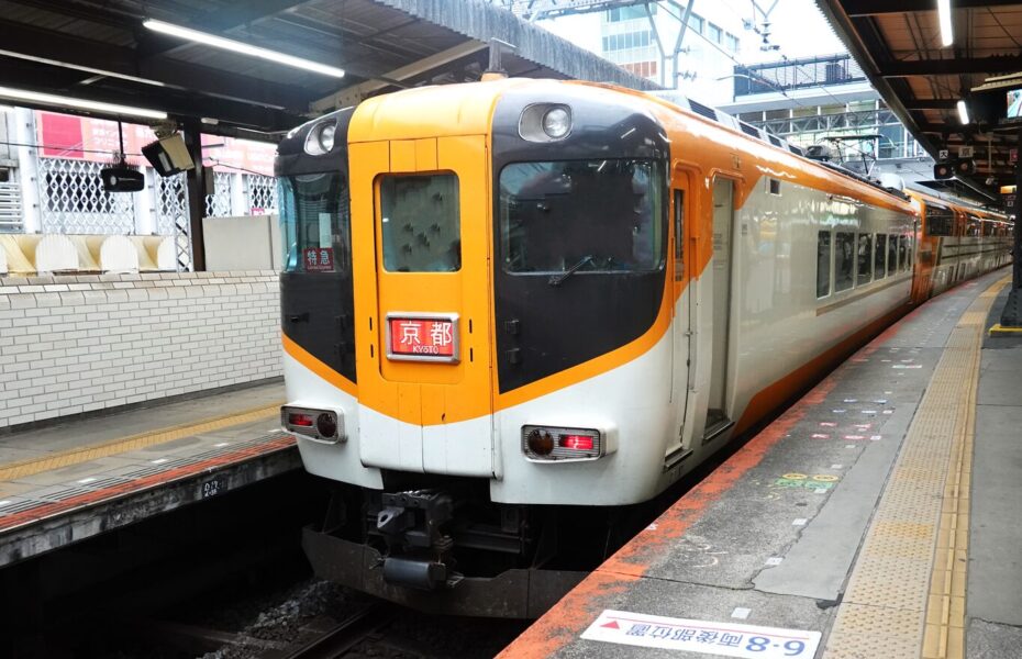 近鉄30000系（大和西大寺駅）