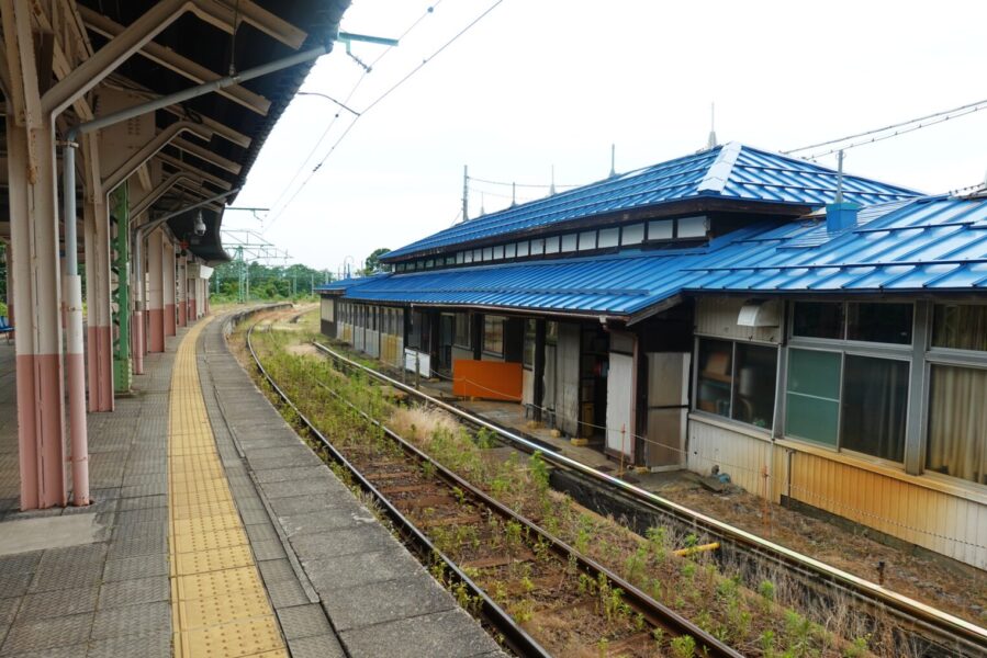 駅舎（えちごトキめき鉄道　二本木駅）