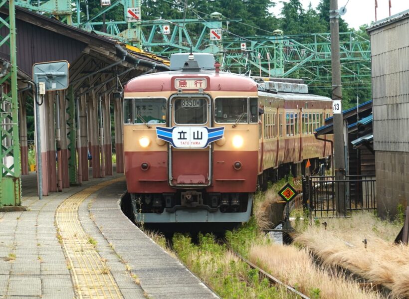 えちごトキめき鉄道　二本木駅　413系