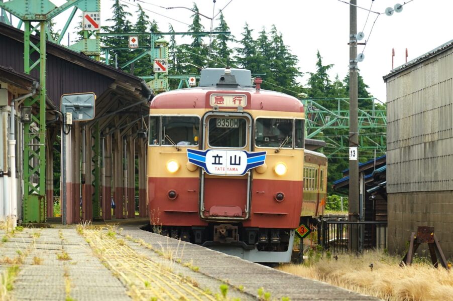 えちごトキめき鉄道　二本木駅　413系