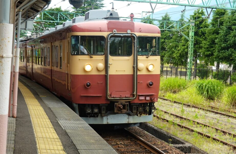 413系（えちごトキめき鉄道　二本木駅）