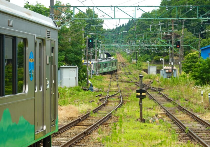 えちごトキめき鉄道　二本木駅　同時発車