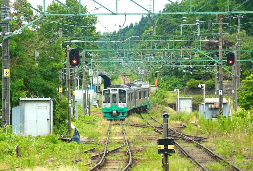 えちごトキめき鉄道　二本木駅　上り列車出発