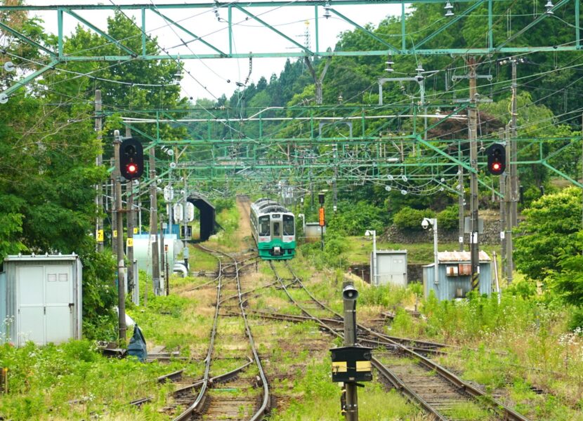 えちごトキめき鉄道　二本木駅　上り列車出発