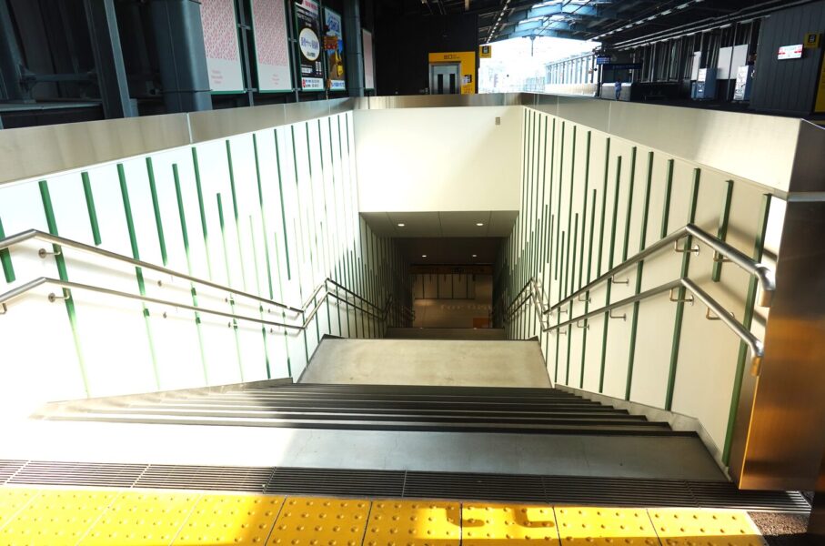 西鉄 桜並木駅（下りホーム階段）